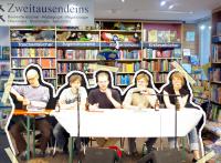 Team Kommunikaze bei zur Heide vor der Jugendbuchwand (Fotomontage)